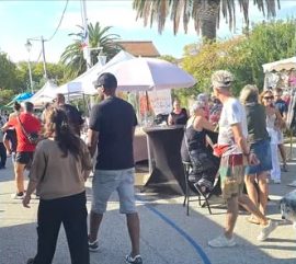 Allée du marché avec parasols