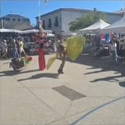 Animation de rue en costume jaune